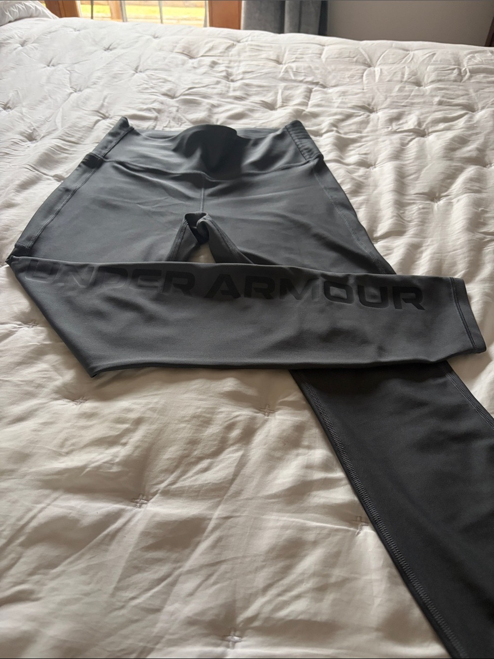 Under Armour Charcoal Gray Logo Leggings with side pocket.